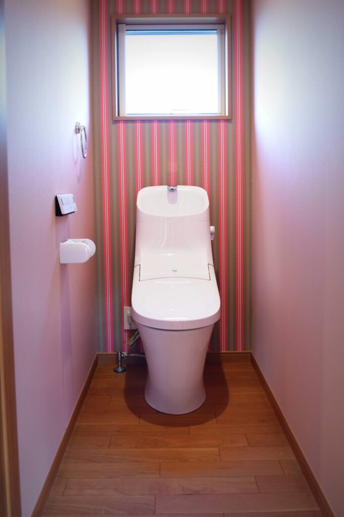 狭小空間の良さを活かす トイレのアクセントクロス事例集 諫早市の新築注文住宅 本多工務店